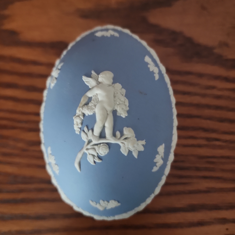 Wedgewood Jasperware VINTAGE Blue and White ring holder.